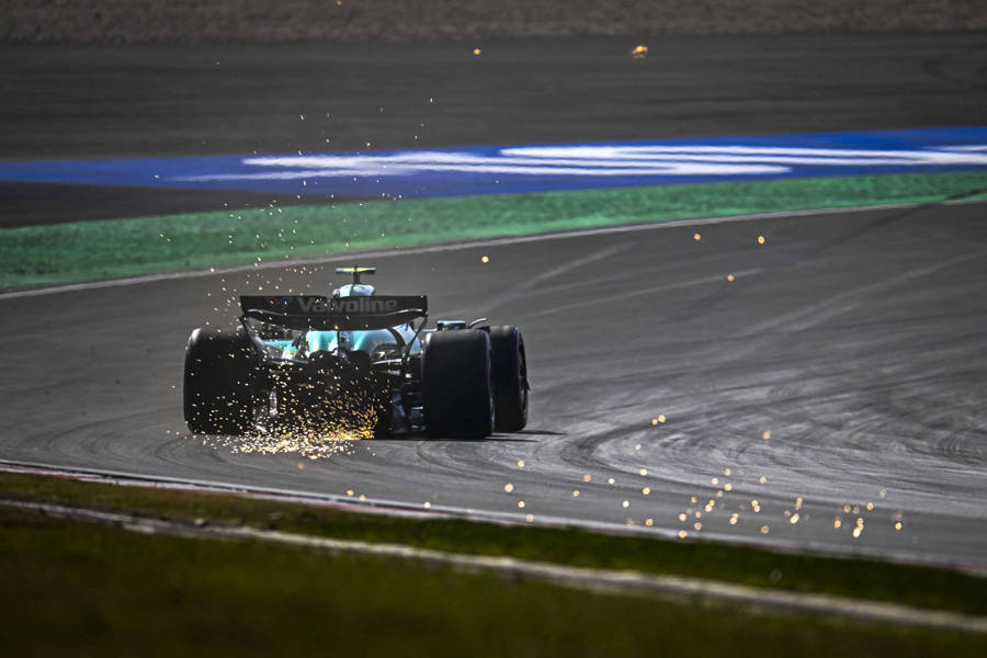 迈凯伦横扫红牛车队,汉密尔顿点燃赛场 迈凯伦横扫红牛车队,汉密尔顿点燃赛场